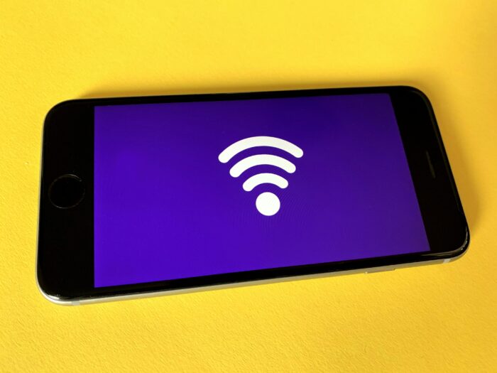 Imagem celular com Wi-Fi - 4 apps para descobrir senhas de Wif-Fi públicas