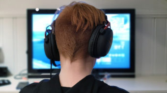 Como conectar seu fone de ouvido na TV [com ou sem fios]