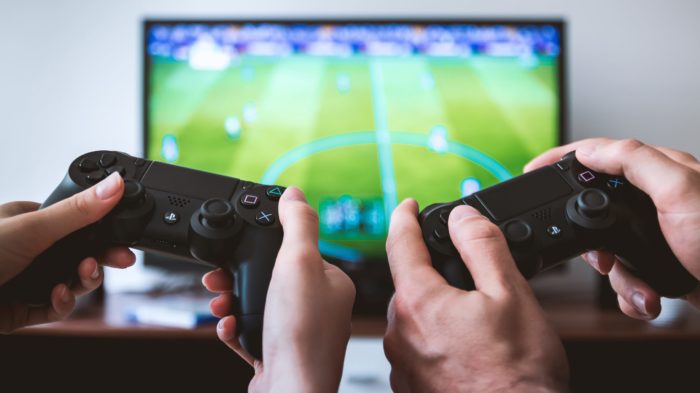 Aprenda alguns comandos de dribles no FIFA 21 (Imagem: Jeshoots / Unsplash)