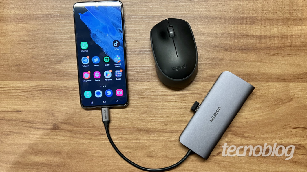 Smartphone Android com mouse conectado via USB OTG
