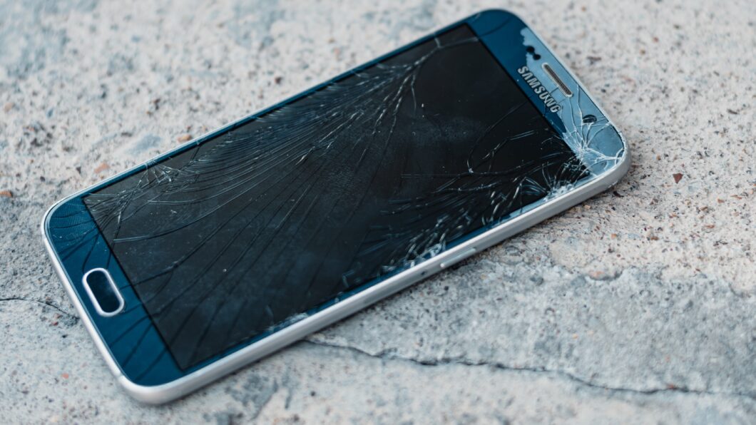 Smartphone com a tela quebrada