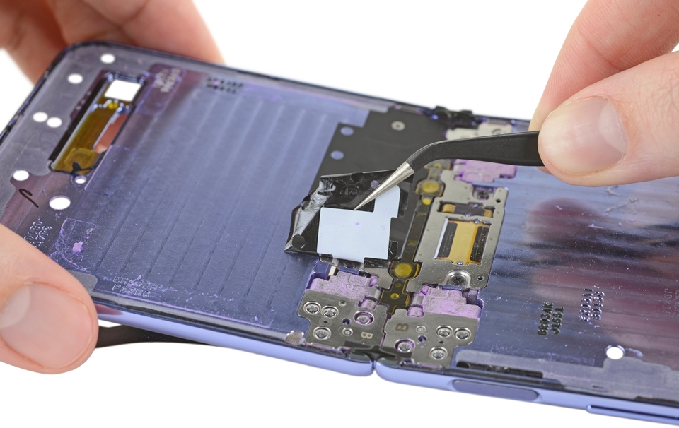 Desmanche mostra que Galaxy Z Flip não passa em teste de poeira