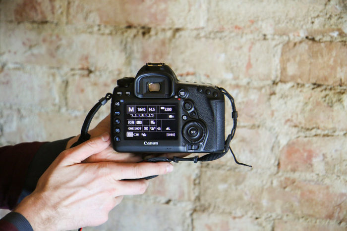 Modo manual de uma câmera DSLR da Canon (Foto: Andri Koolme/Flickr)