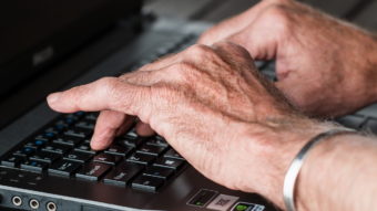 Engenheiro de 73 anos é dispensado por não usar computador