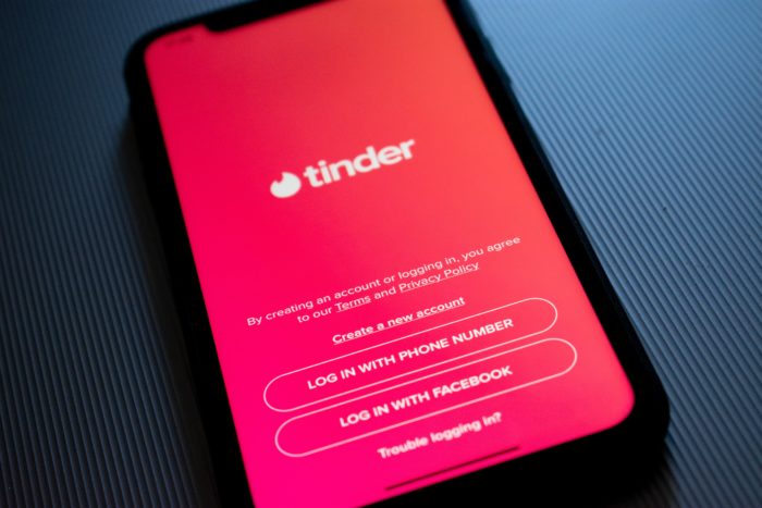 Tinder vai testar modo Global diferente do Passaporte (Foto: Kon Karampelas/Unsplash)