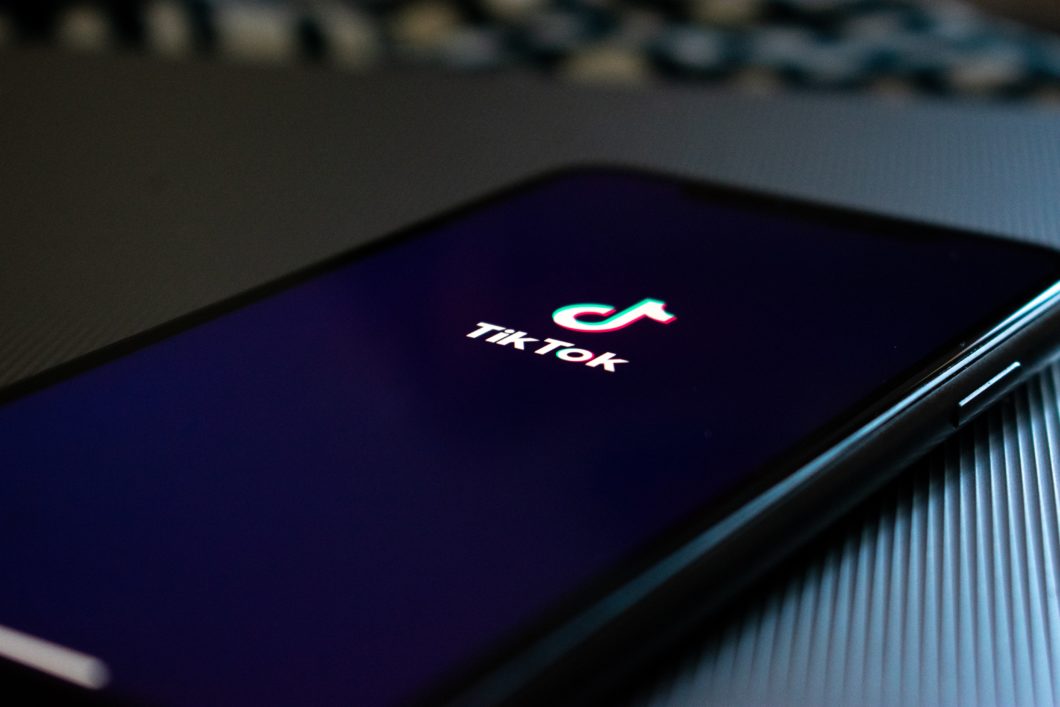 TikTok no iPhone (Imagem: Kon Karampelas/Unsplash)