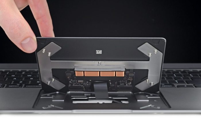 MacBook Air - touchpad (foto: iFixit)