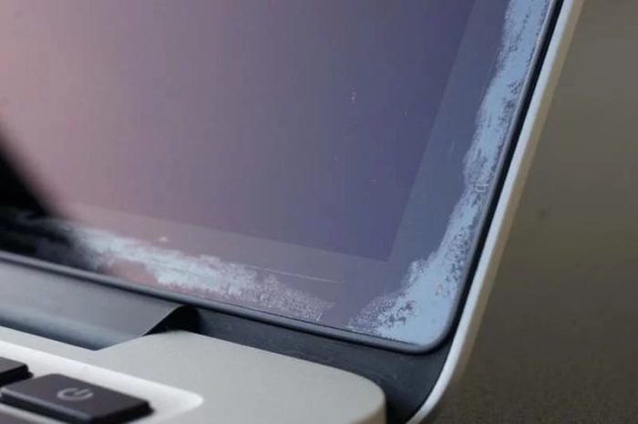 MacBook com manchas na tela (foto: MacRumors)