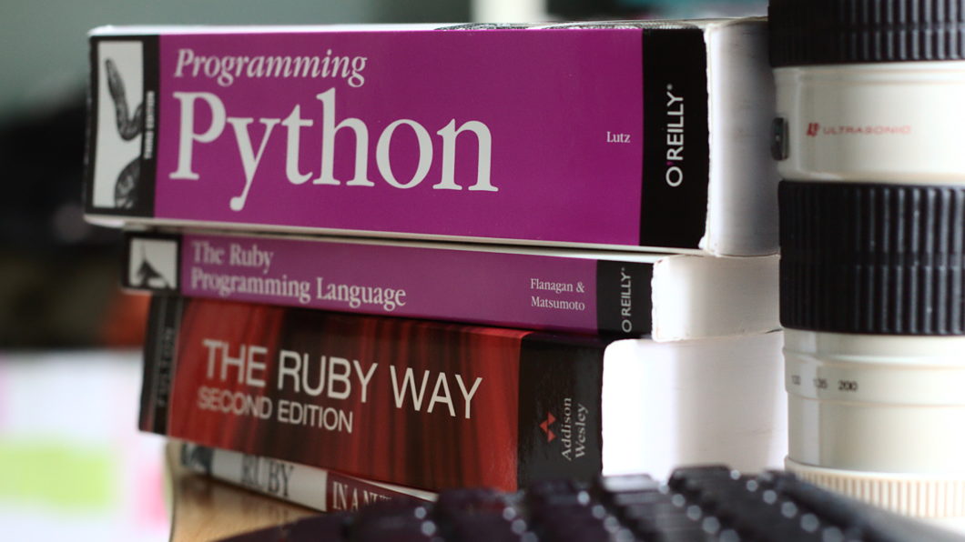 Livro sobre Python (imagem: Mike McCune/Flickr)