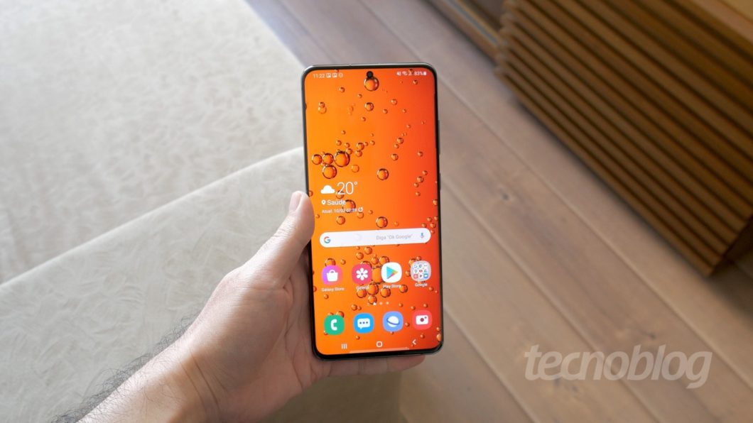 Samsung Galaxy S20 Ultra sendo segurado em uma mão