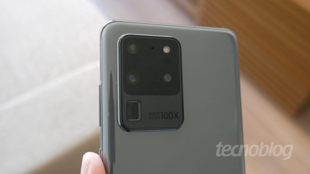 Foto de um Samsung Galaxy S20 Ultra cinza em uma mão