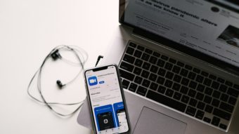 Descubra como compartilhar a tela no Zoom pelo computador ou através do aplicativo para celular (Android e iPhone)