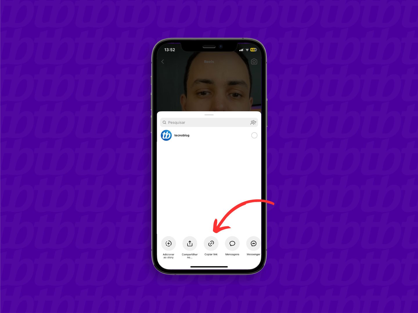 Mockup de celular com print de tela do Instagram que indica o botão de copiar link, localizado no centro inferior da tela.