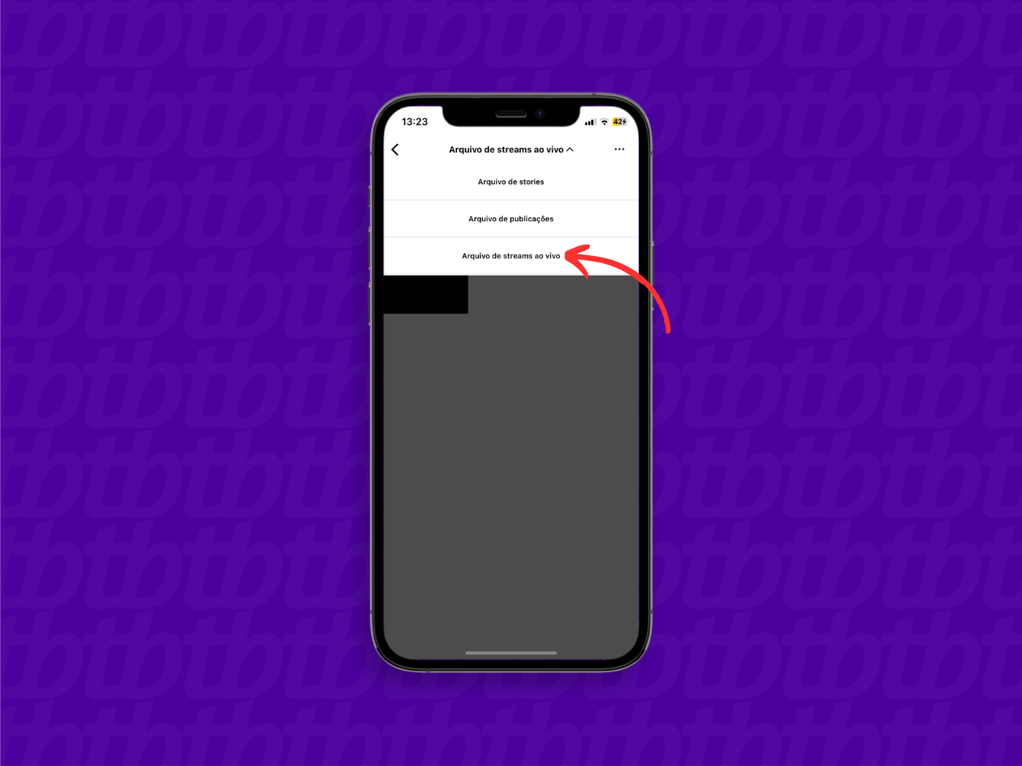 Mockup de celular com print de tela do Instagram que indica o menu "Arquivo de streams ao vivo" usado para acessar lives salvas automaticamente pela rede social.