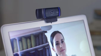 Preços de webcam sobem com demanda por reuniões em vídeo