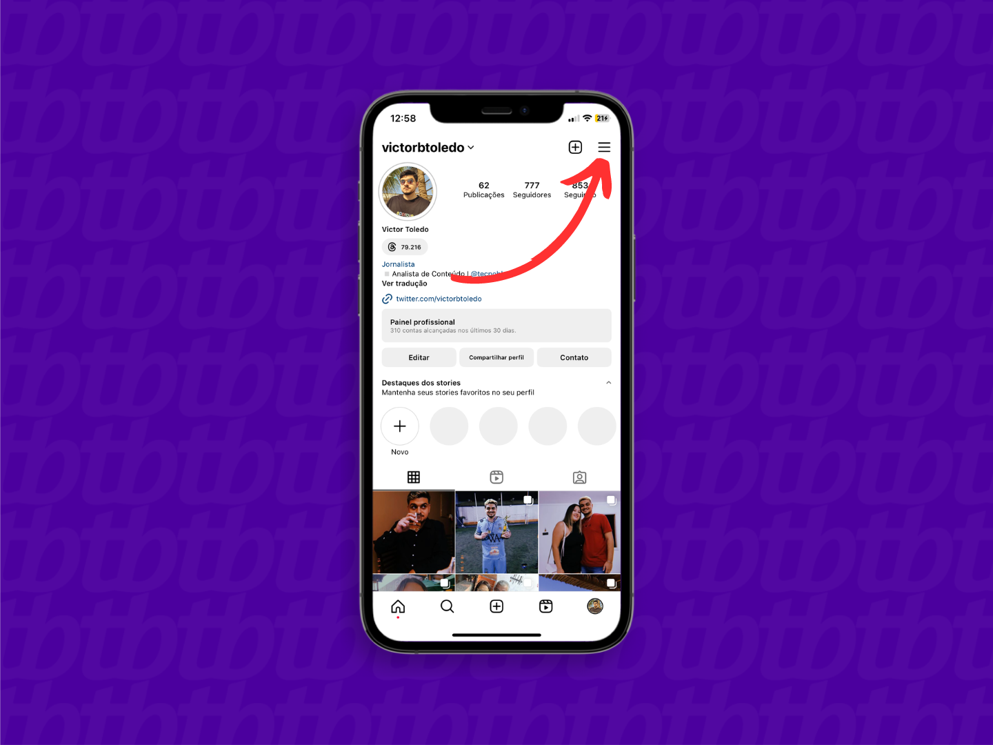 Mockup de celular com print de tela do Instagram que indica o menu de três barras localizado no canto superior direito da tela.