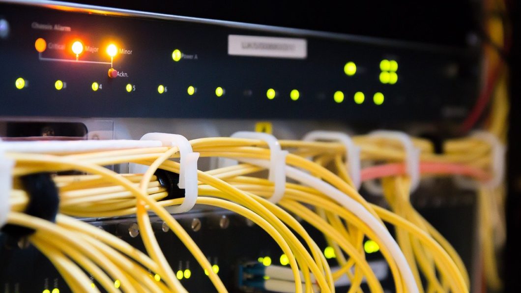 Rack de provedor de internet fibra óptica. Foto: jarmoluk/Pixabay