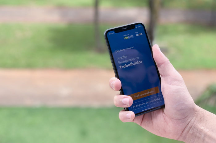 Smartphone com o aplicativo do Auxílio emergencial aberto