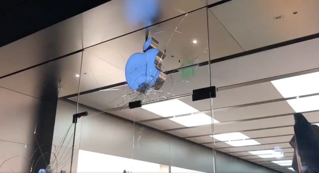 Apple Store atacada em Charleston (imagem: Rob Way)