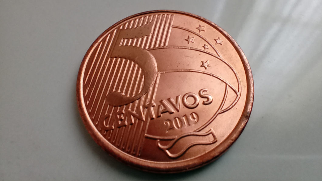 Foto de uma moeda tirada com o Moto G8 Power Lite