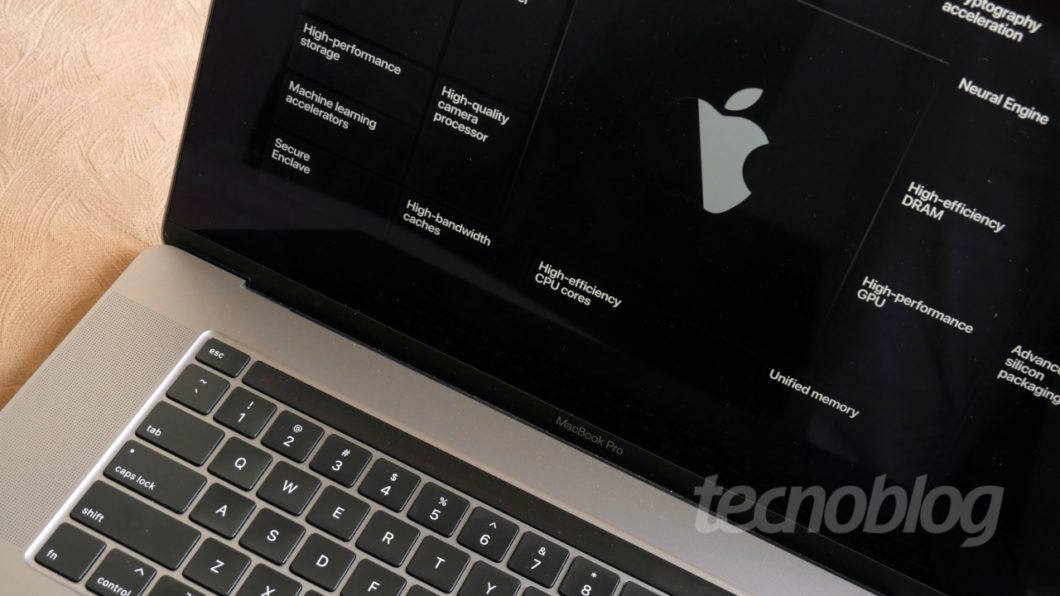 Ilustração de um Apple Silicon em uma tela de MacBook Pro (Imagem: Paulo Higa/Tecnoblog)