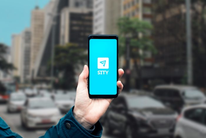 Celular com o app Sity