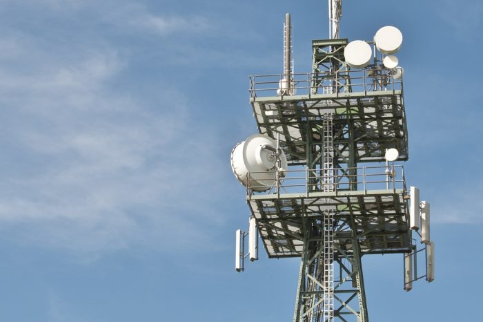 Mastro com antenas de celular. Foto: blickpixel/Pixabay