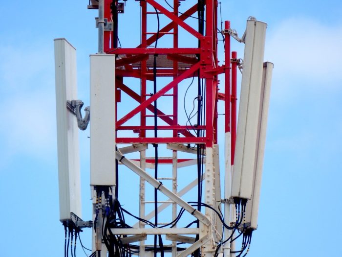 Torre com antenas de telecomunicações. Foto: caeuje/Pixabay