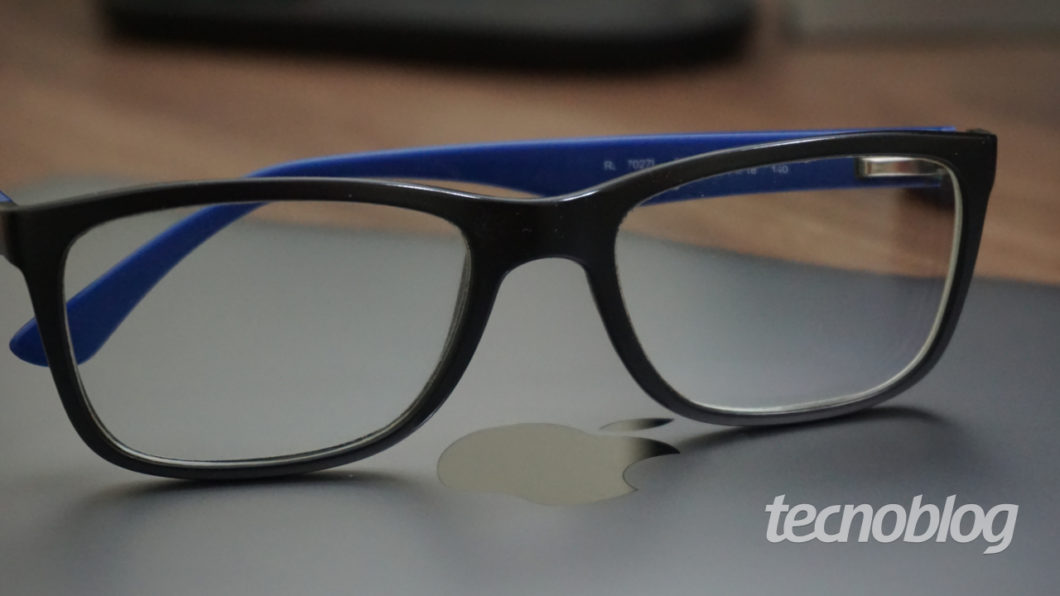 Óculos em um MacBook da Apple (Imagem: André Fogaça/Tecnoblog)