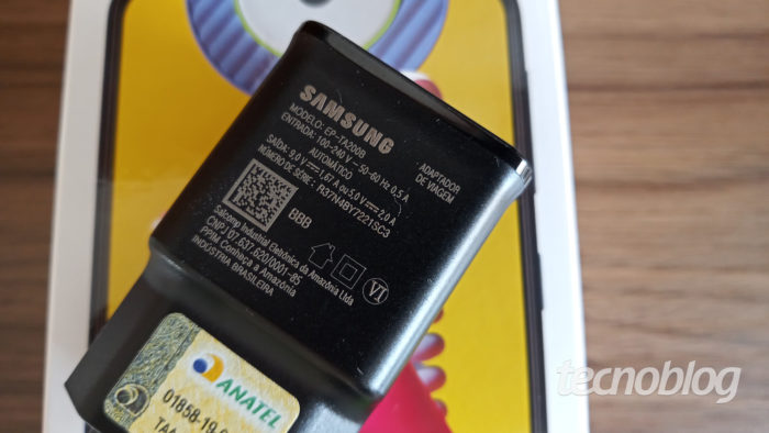 Adaptador de tomada que acompanha o Samsung Galaxy M31 (Imagem: Darlan Helder/Tecnoblog)