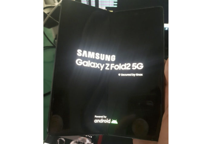 Samsung Galaxy Z Fold 2 aparece em foto com furo para câmera frontal na tela (Foto: Reprodução/Twitter/@hwangmh01)