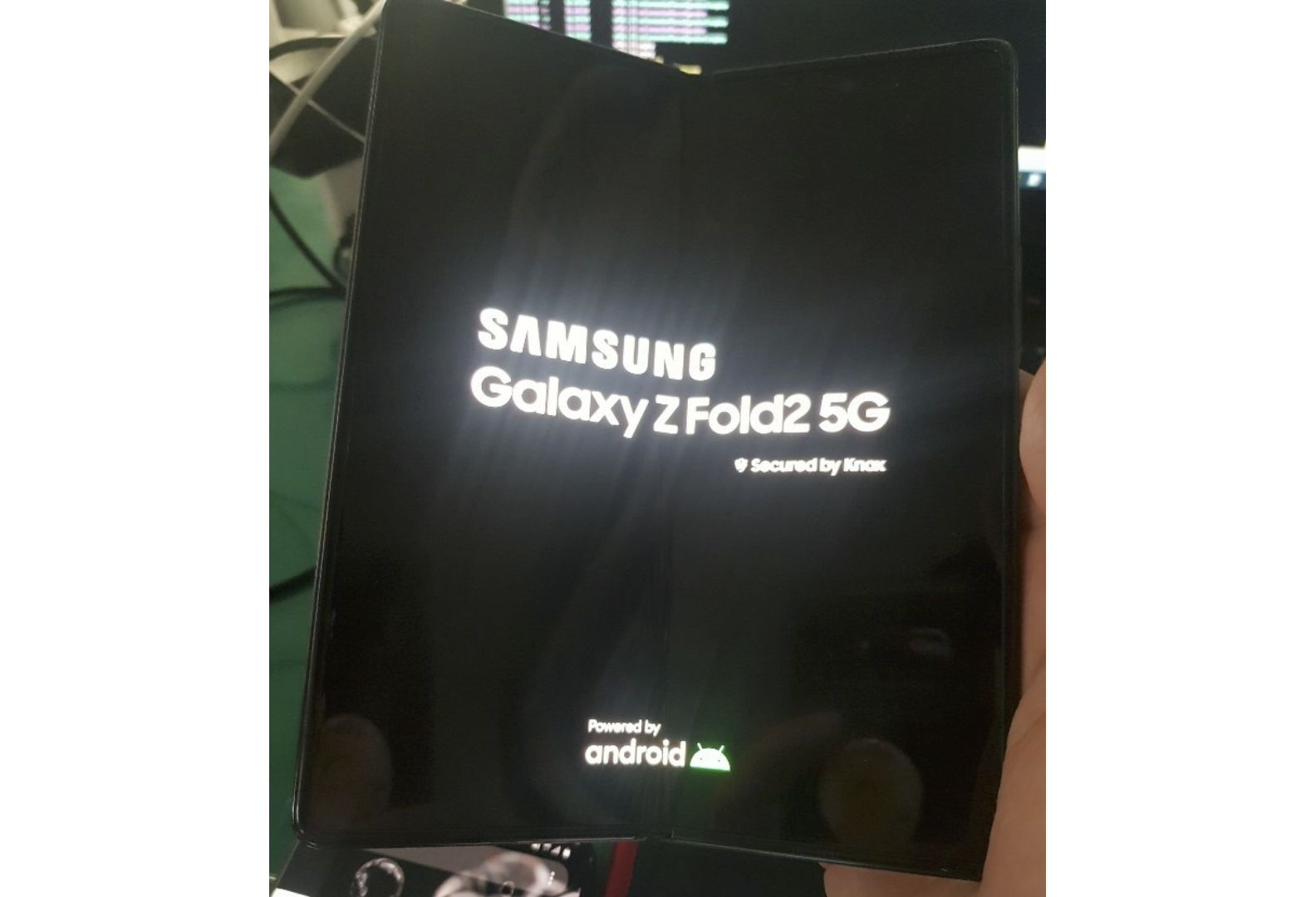 Samsung Galaxy Z Fold 2 aparece em foto com câmera mais discreta