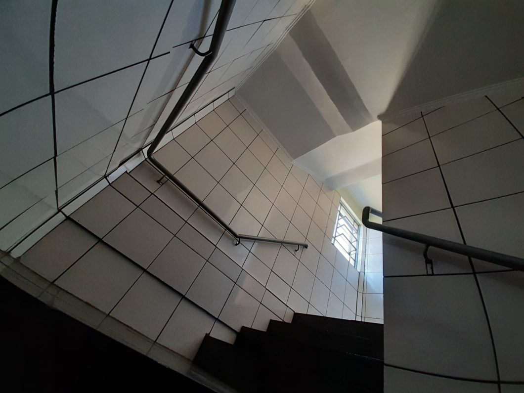 Foto de uma ambiente com escada