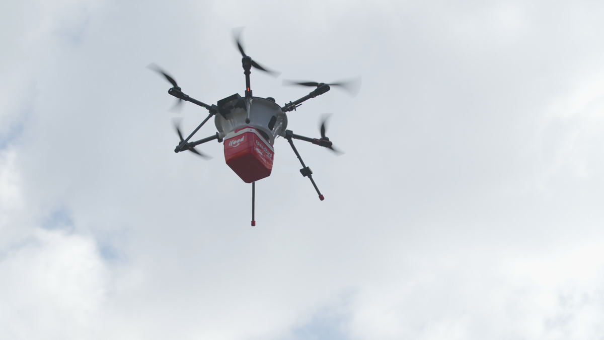 Alta tecnologia de drone de helicóptero para tirar uma foto em vista aérea  superior, voando no céu por controle remoto, inovação de robô de aeronave  profissional