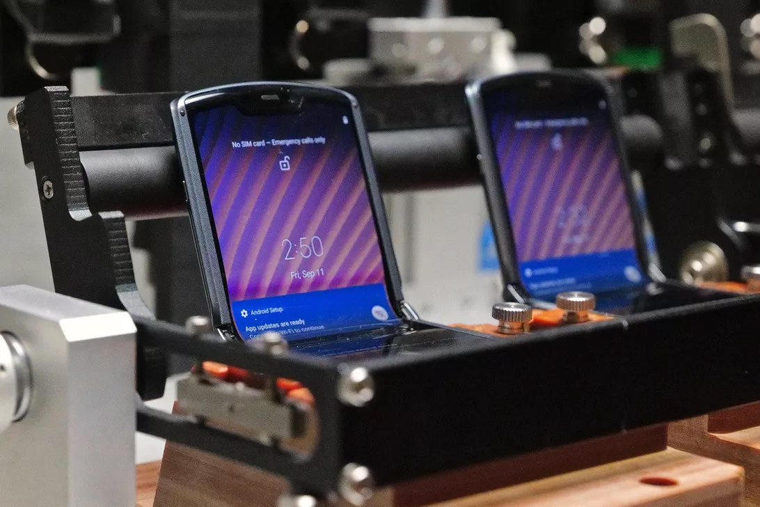 Motorola mostra como Razr 5G e sua tela dobrável são testados
