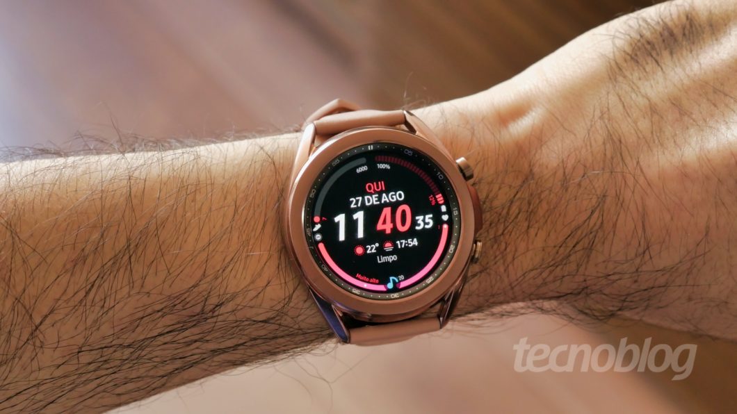 Samsung Galaxy Watch 3 sai da caixa com o Tizen (Imagem: Paulo Higa/Tecnoblog)