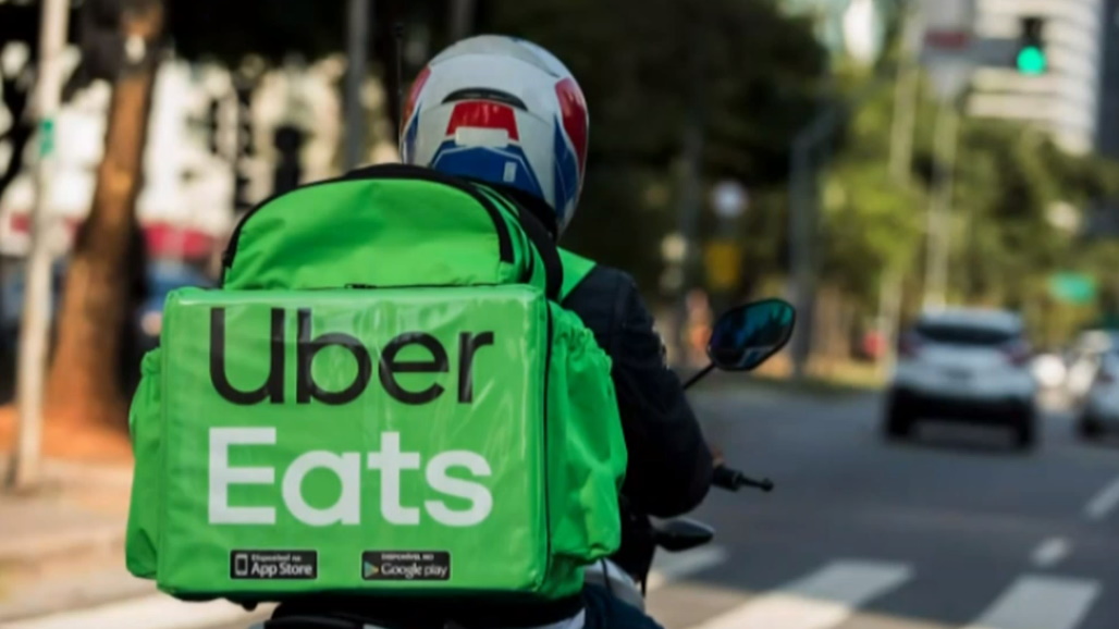 Entregadores parceiros da Uber Eats também podem fazer viagens de moto (Imagem: Charles Deluvio/Unsplash)