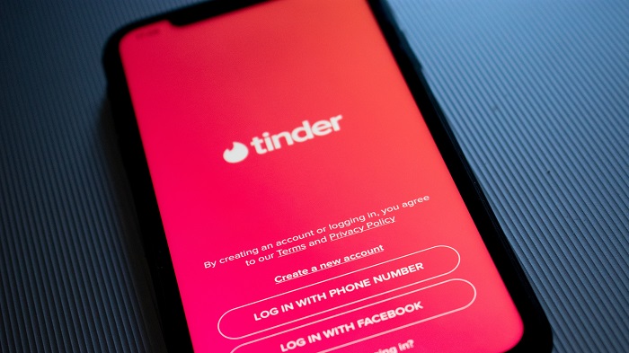 App Tinder (Image: Kon Karampelas/Unsplash)