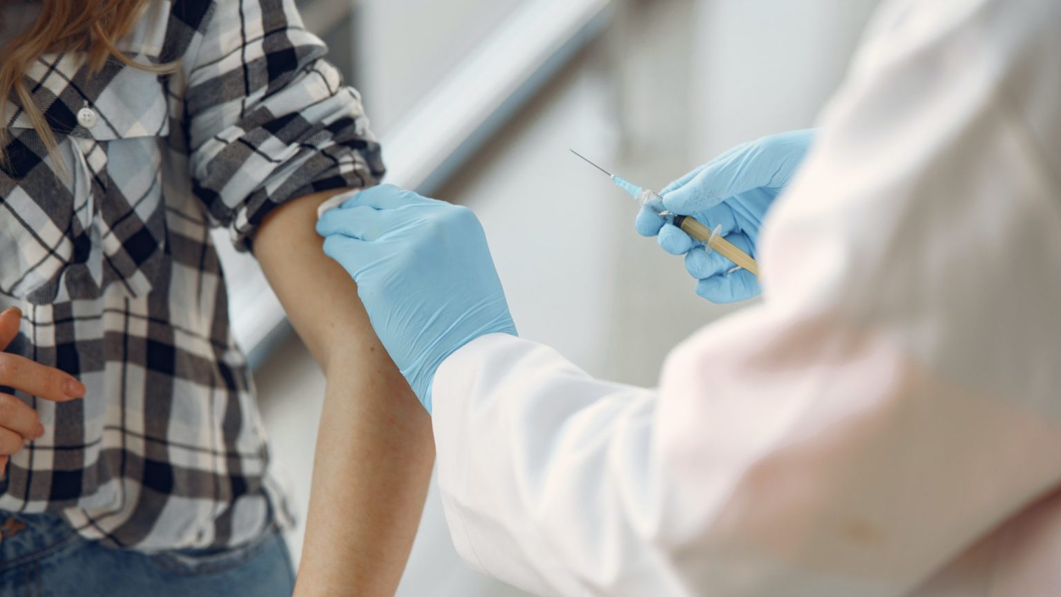 Vacina criada com ajuda de IA passa pelo primeiro teste em humanos