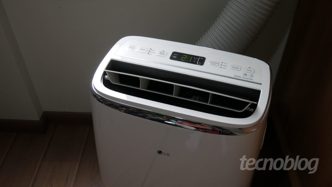 Ar-condicionado portátil LG Dual Inverter Voice (Imagem: Paulo Higa/Tecnoblog)