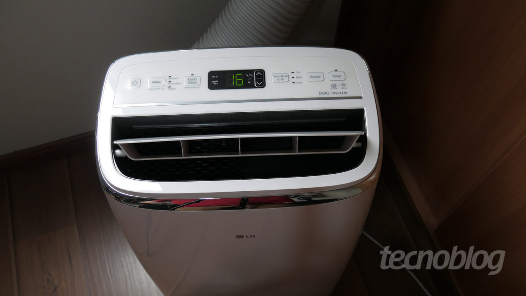 Ar-condicionado portátil LG Dual Inverter Voice (Imagem: Paulo Higa/Tecnoblog)