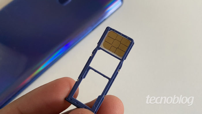 Bandeja e cartão nano-SIM (Imagem: Darlan Helder/Tecnoblog)