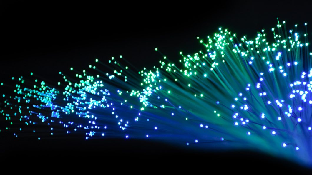 Fibra Óptica iluminada. (Imagem: Visor69/Pixabay)