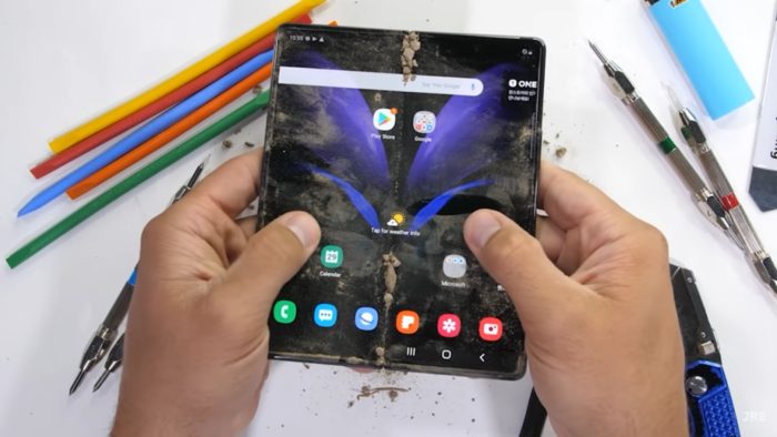Galaxy Z Fold 2 - teste de poeira
