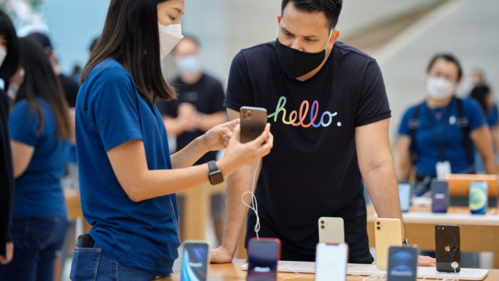 iPhone 12 e 12 Pro na Apple Store (Imagem: Divulgação/Apple)