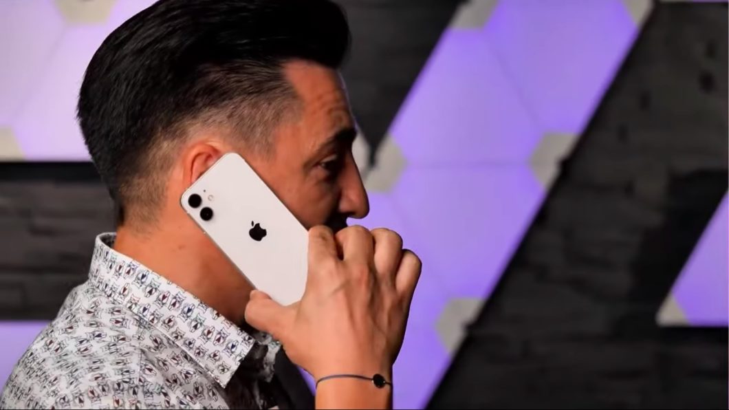 iPhone 12 Mini aparece em vídeo de hands-on (Imagem: Reprodução/George Buhnici/YouTube)