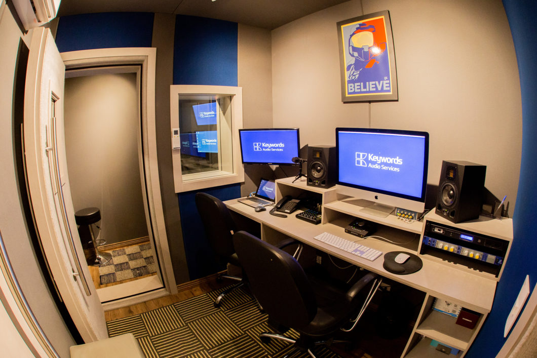 Exemplo de uma das salas de dublagem do estúdio Keyword (Imagem: Keywords Studios)
