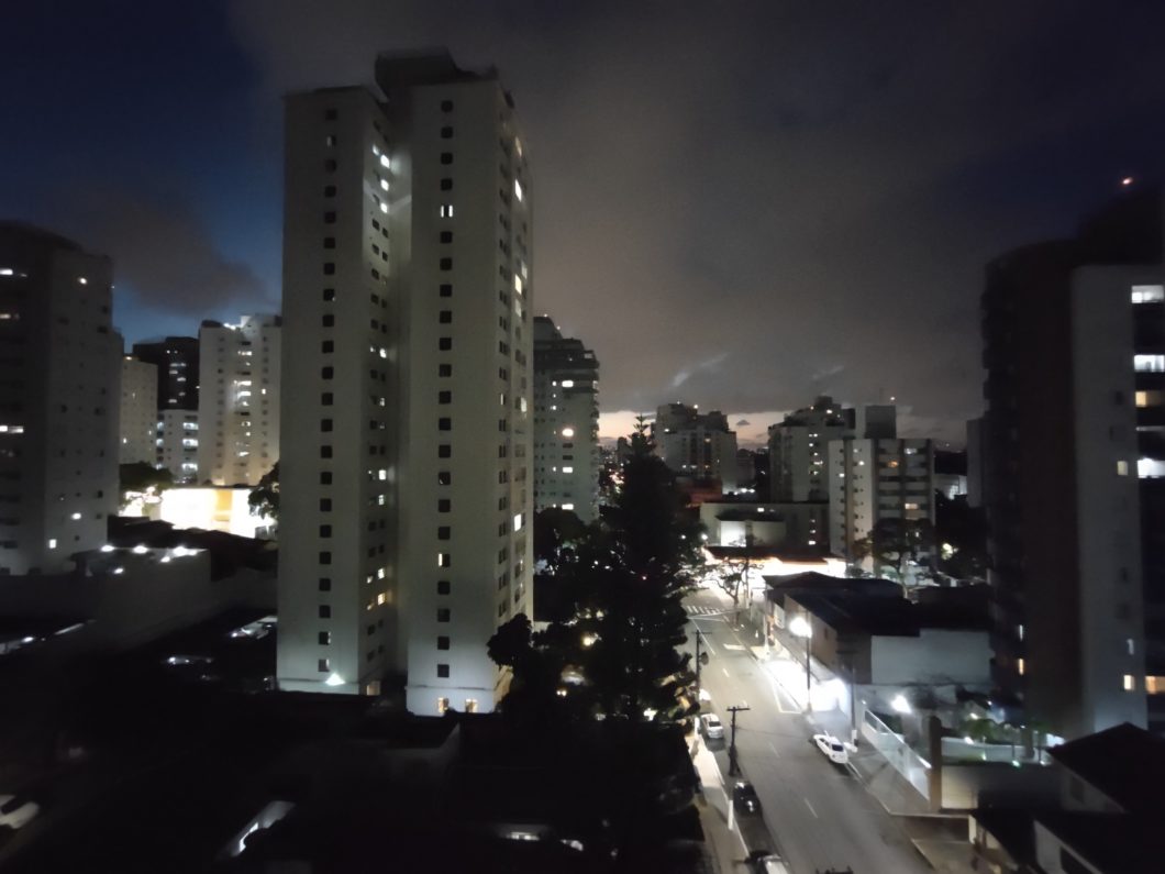Câmera ultrawide no Moto G 5G Plus à noite: não tem o que fazer (Imagem: Paulo Higa/Tecnoblog)