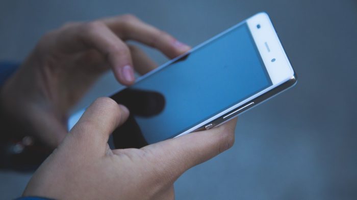Person holding a cell phone (Image: Pexels/Pixabay)
