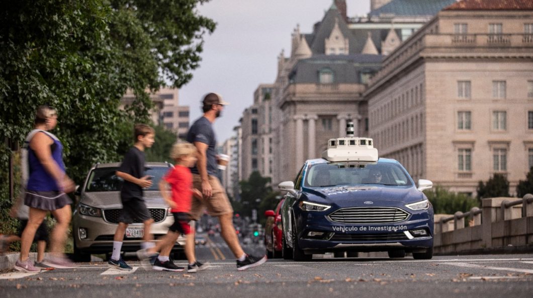 Corridas de carros autónomos afinal terão pilotos